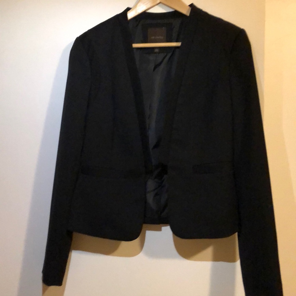 Bundle 3/$50 Like 🆕 Limited Black Blazer
